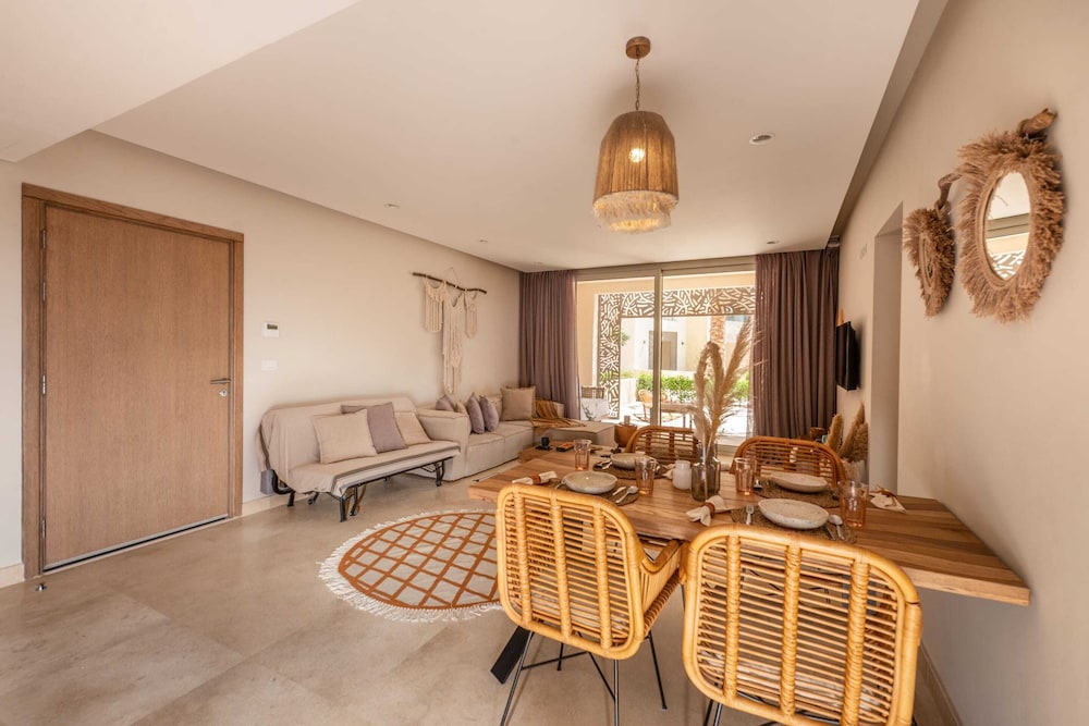 Xuru Stays I Exotic 1bdr w/ Outdoor Terrace Pool & Beach Access