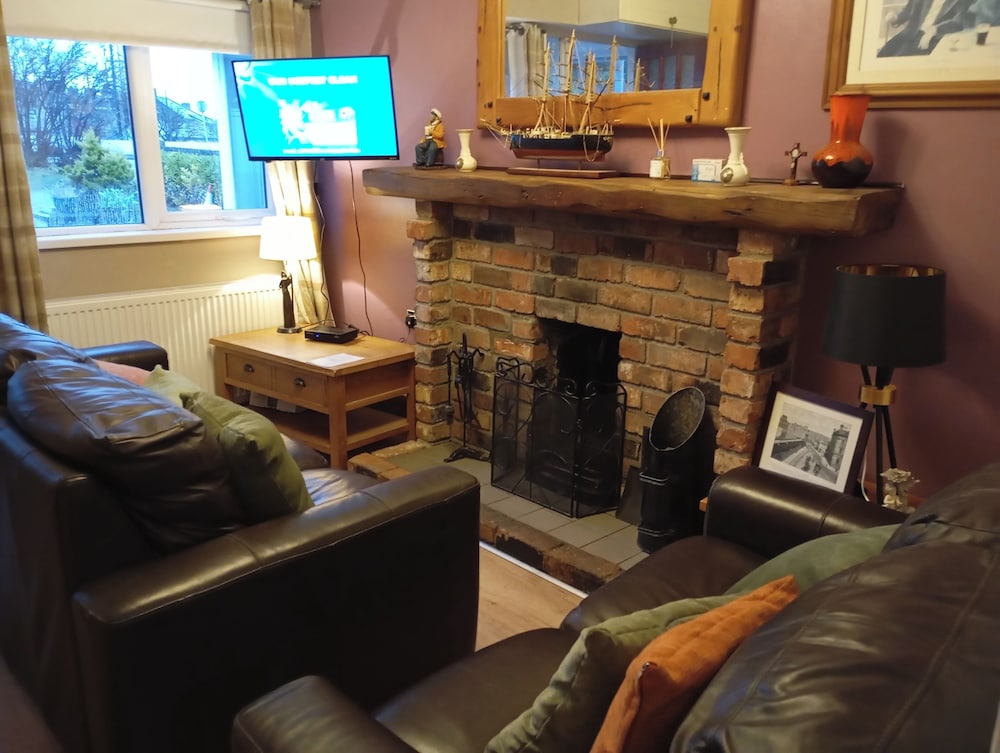 Cosy Cottage- Sleeps 4, Free Parking & Golf Nearby