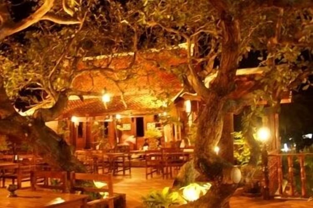 Harry's Bungalows & Restaurant