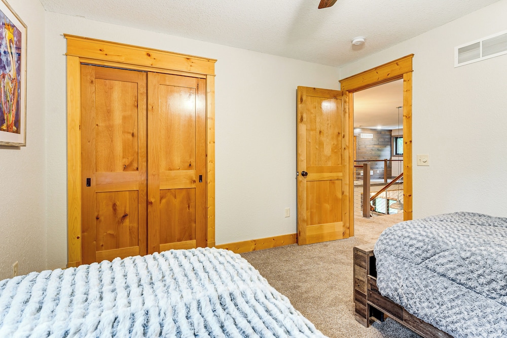 Luxe Barndominium Retreat Near Blue Spring Lake!