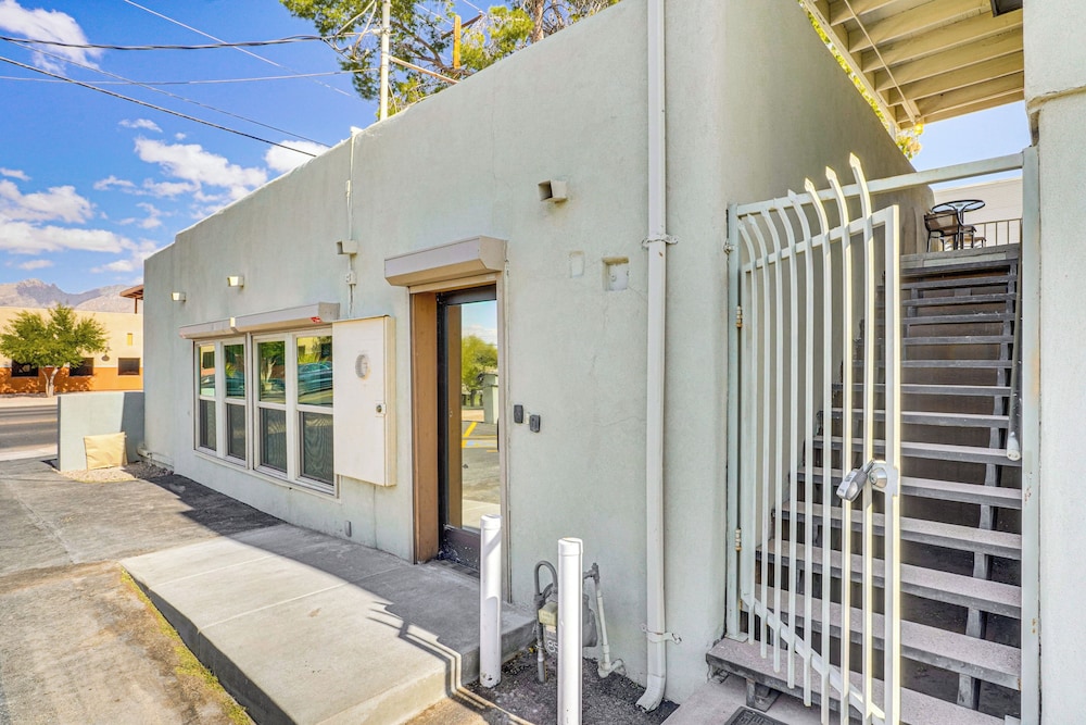 5 Mi to U of A Campus: Mtn-view Tucson Pad!