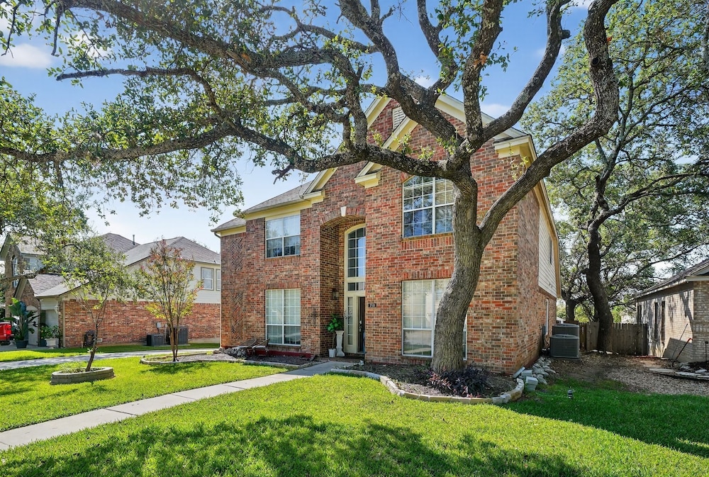 San Antonio Oasis Hot Tub & Pool Access 4 Bedroom Home