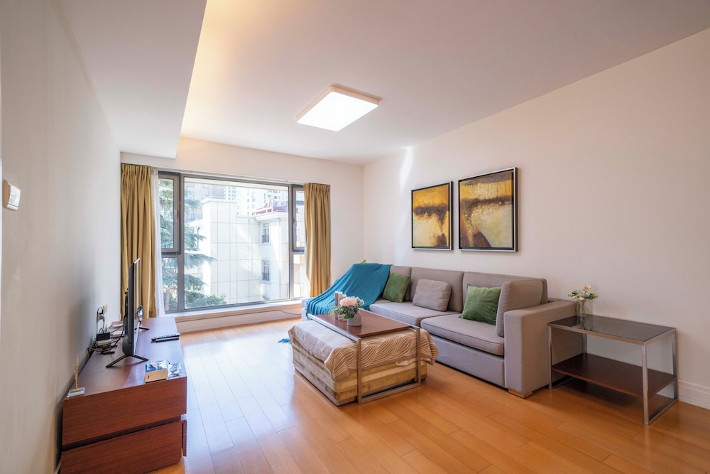 Tyms Luxury 2BR 1BA Apt Xujiahui Shops