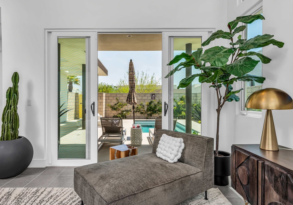 Modern Miralon - Sophisticated Retreat for Up To 5 w/ Resort Amenities