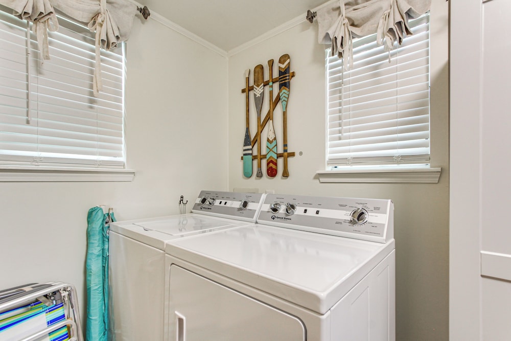 Walk to Beach, Gazebo w/ Hot Tub: Gulfport Gem!