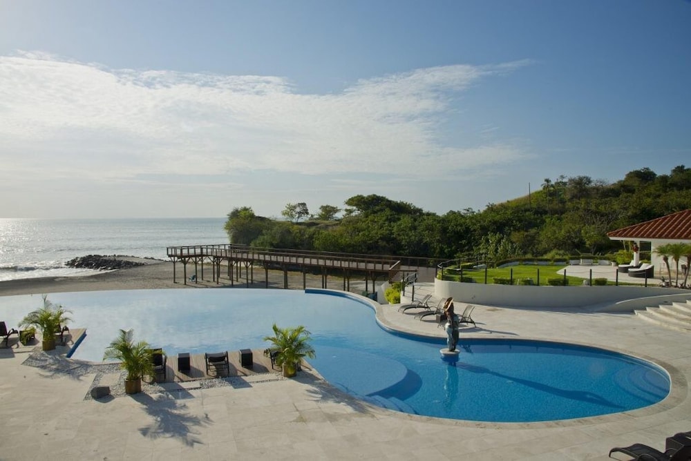 The Golf-view Condo by Acomodo