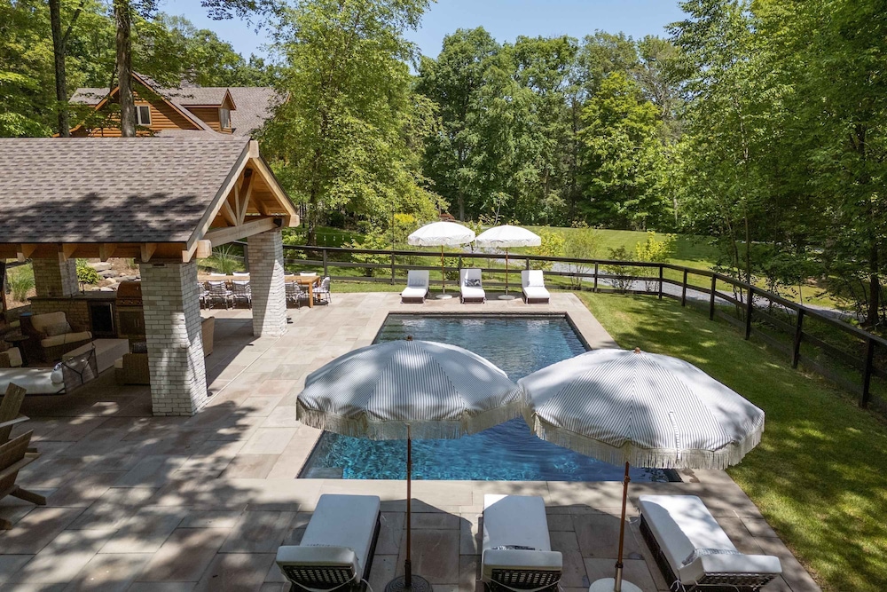 Luxury Private Estate w Pool Near Rhinebeck
