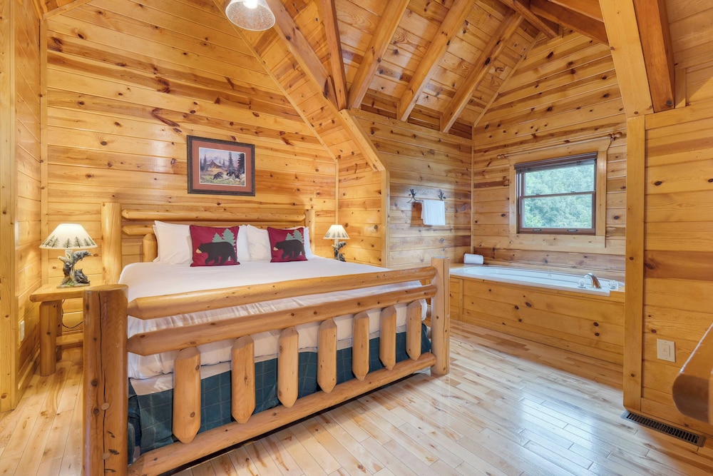 Big Bear Cove Hot Tub, Game Room, Fireplace + Smoky Mtn Views