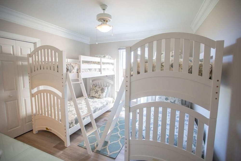 Paw-paw's Place 6 Bedroom Home by RedAwning
