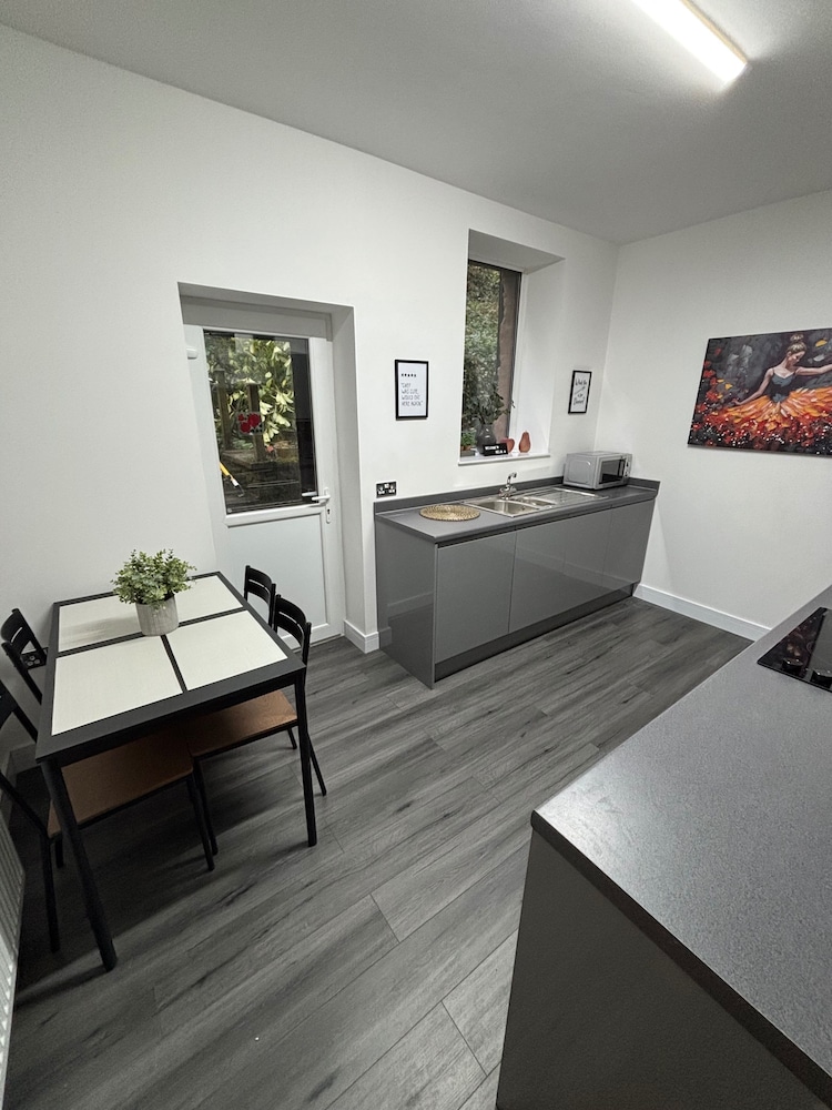 Shawforth - 2 Beds - Sleeps 4 - Street Parking