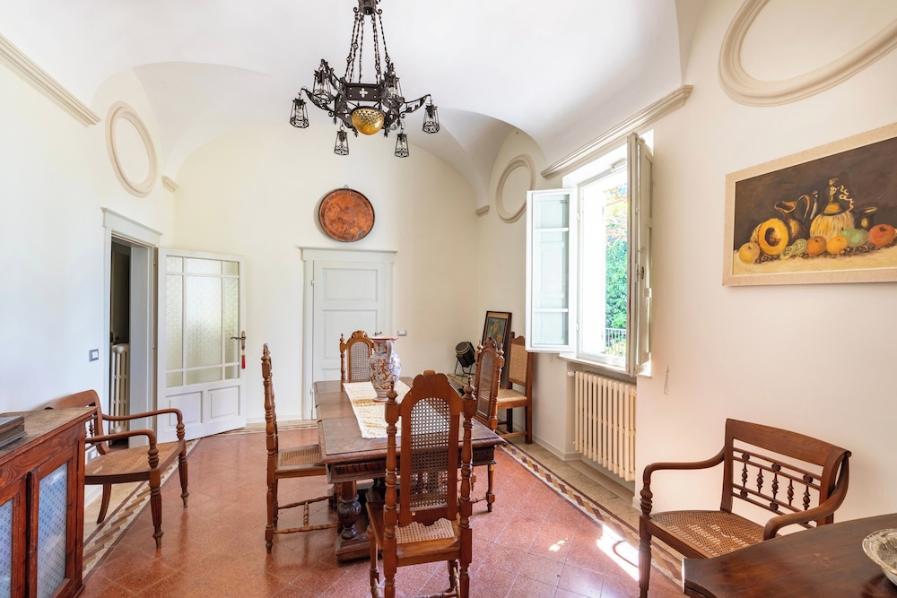 Tuscany - Townhouse - Sleeps 18 - Garden Near Lake