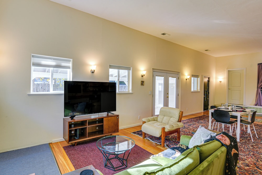 1 Mi to City Plaza: Family-friendly Chico Home