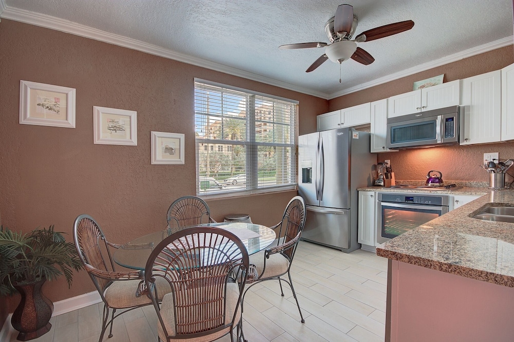 102 Clearwater Beach Suites 1 Bedroom Condo by RedAwning view 3