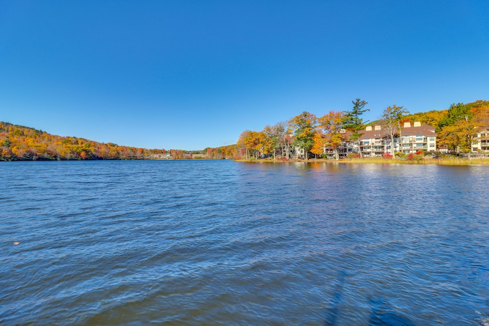 Game Room & Bbq: Waterfront Lake Harmony Condo! view 3