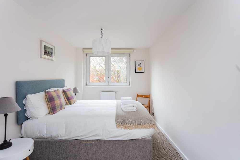 Spacious Central 3 Bedroom Apartment in Old Street