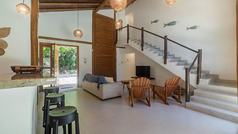 Casa Pet-friendly em Cond com Piscina e 5 Su tes