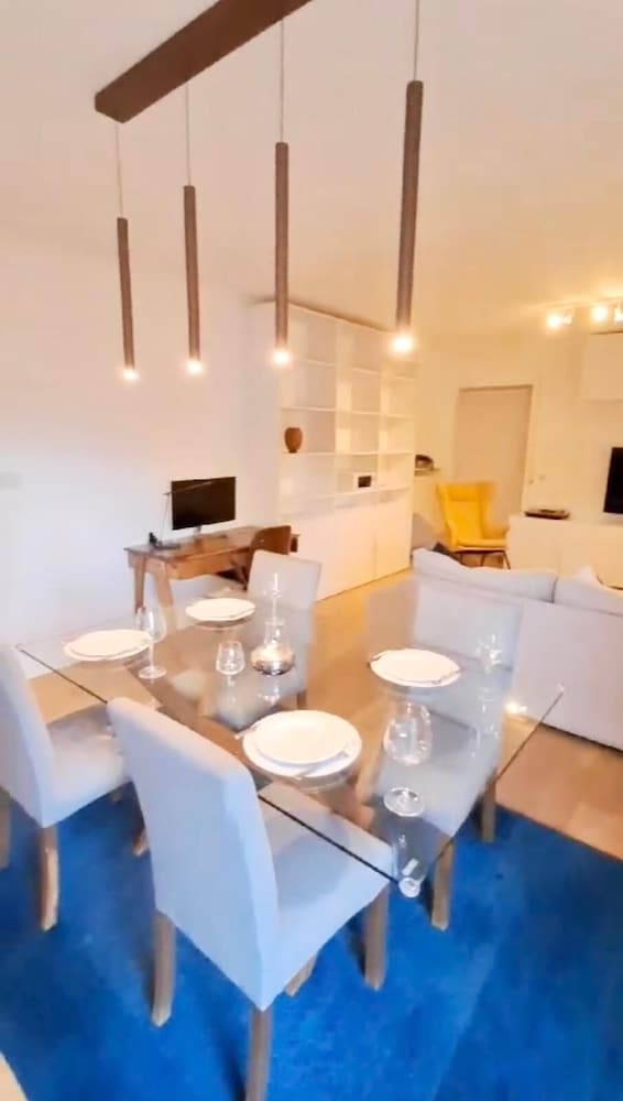 Bright 2 bedrooms flat w parking&balcont