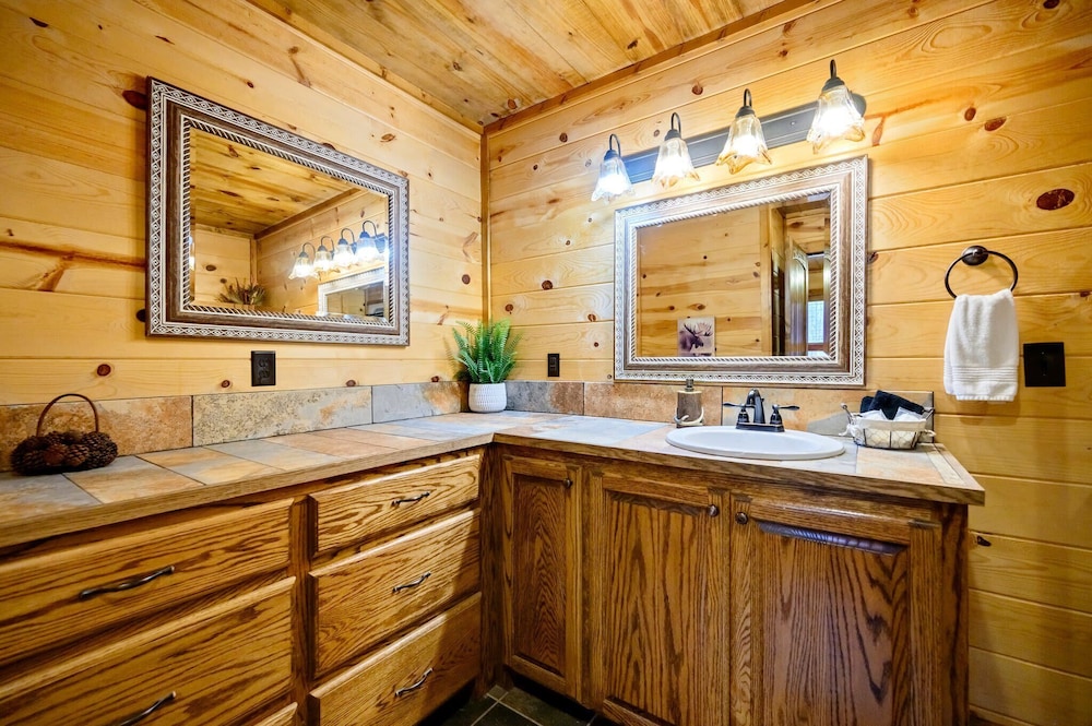 Whitetail Retreat Cabin for 13!