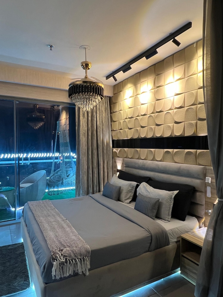 41 Floor River View - TheRoomeraStay