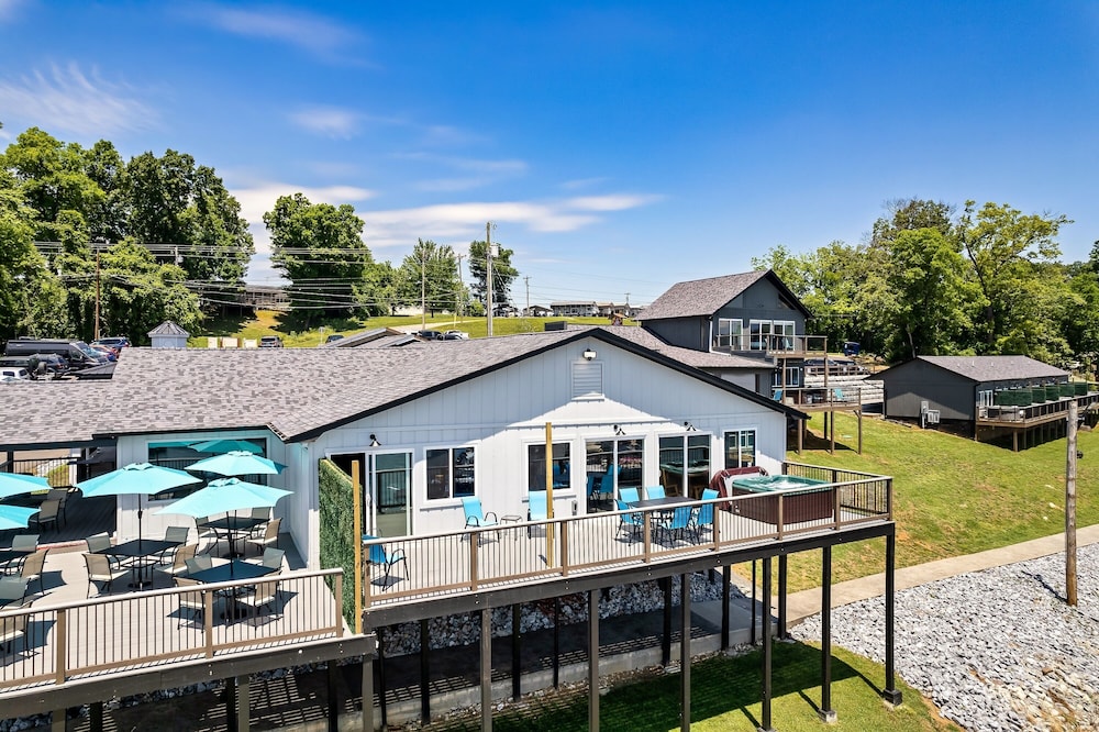 The Lodge At Lakeside 4 Bedroom Cabin by Redawning view 2