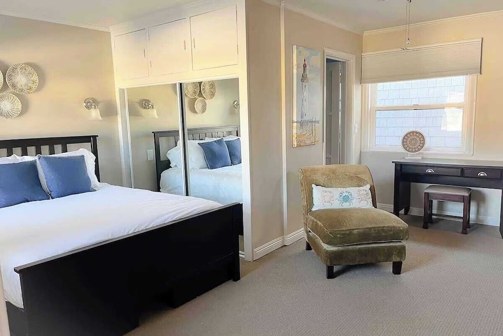 Sleeps 18 Dock, Walk to Beach, Balboa Fun Zone & Dining Edgewater Place