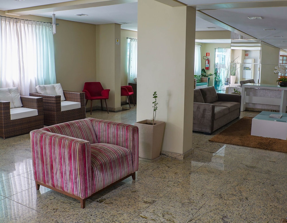Apto com Wi-fi ar Cond e Garagem 100m da Praia