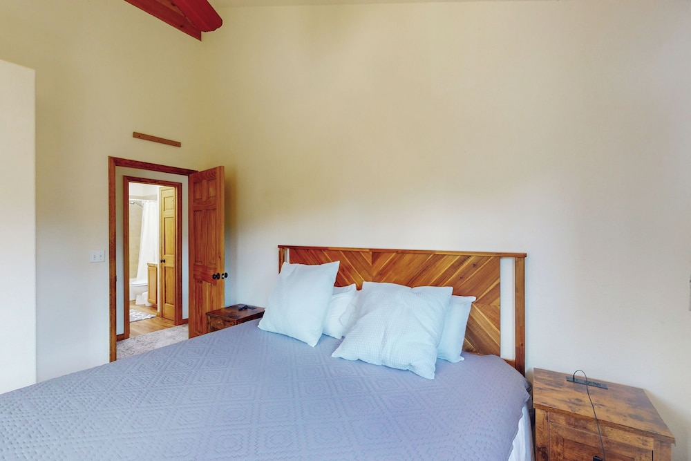 3 BR Cabin w/ Hot Tub, Large Deck & Wifi