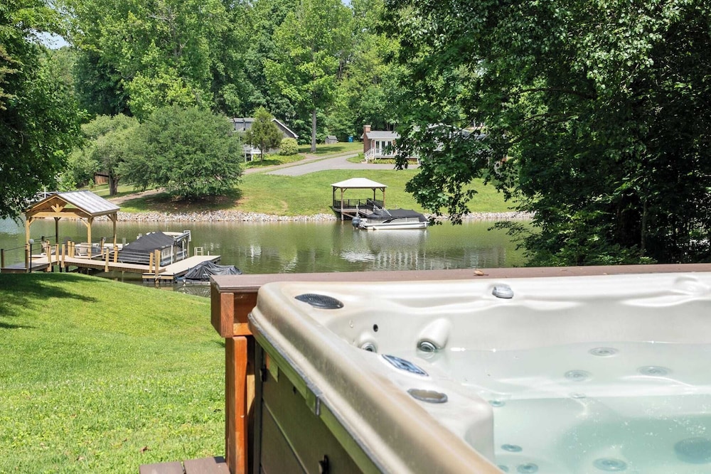 Shady Daze: Waterfront Home w/ Deck, Hot Tub & Lake Views