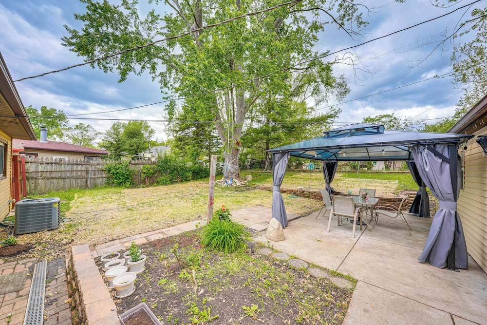 8 Mi to Nature Center: Streamwood Gem w/ Yard!, photo 10