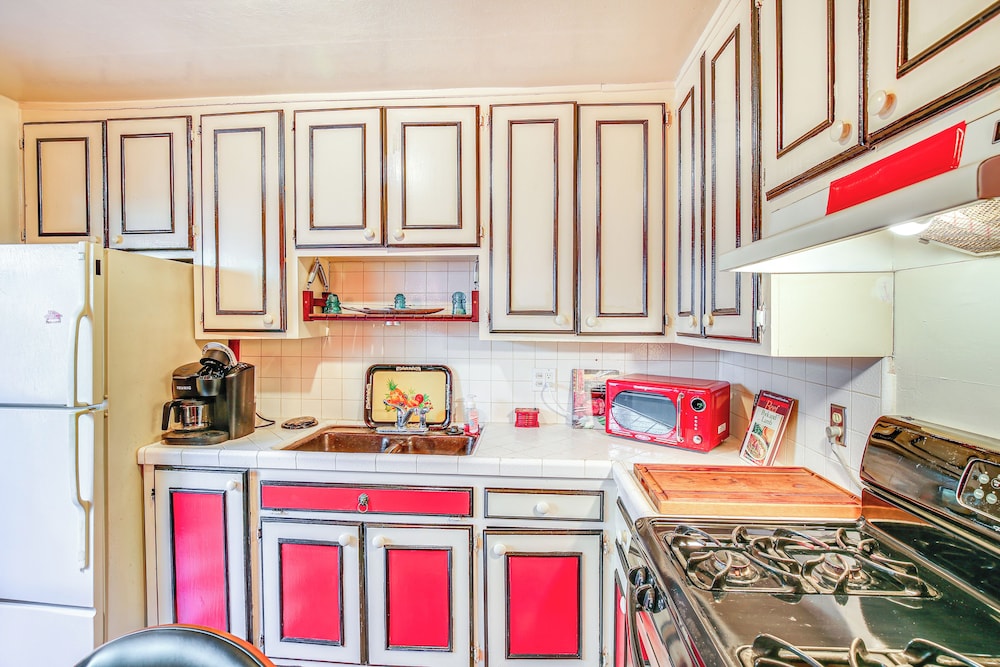 1 Mi to Ocean! Home w/ Rooftop Deck in Long Beach