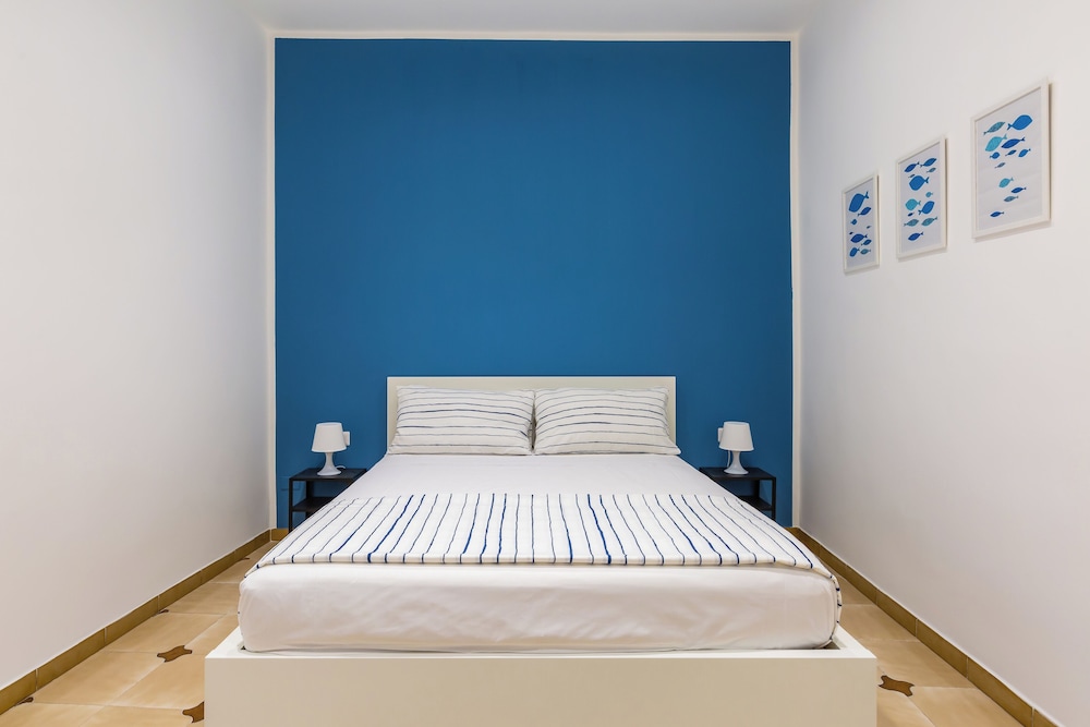 White&Blue Apartment at Sanità by Wonderful Italy