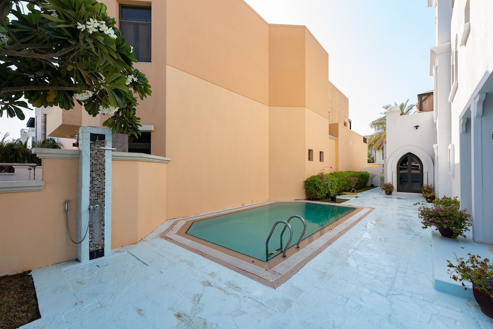 Exclusive 5BR Palm Villa w Private Pool and Beach