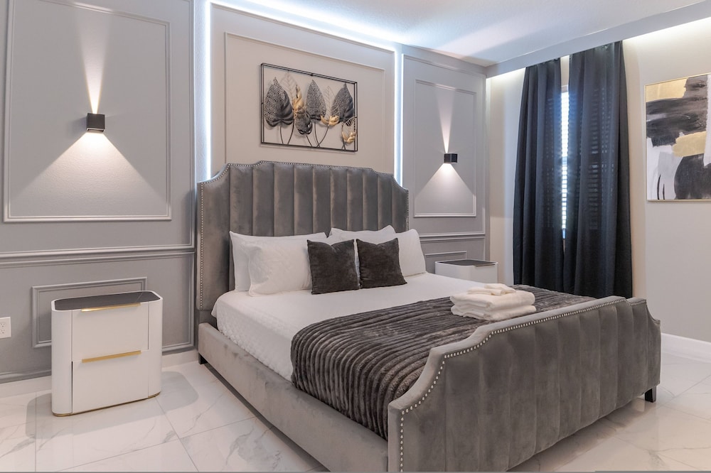 Sophisticated 9 Bedroom Close to Disney