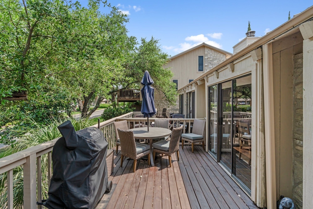 Lakeside Condo Retreat in Horseshoe Bay
