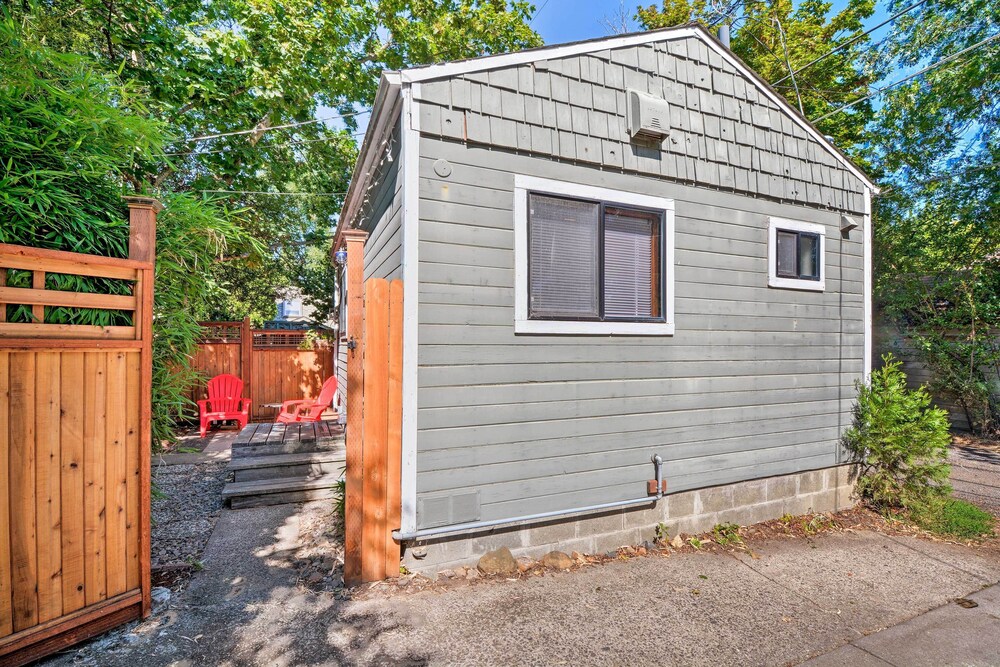 Ashland Vacations - Warm Inviting Ashland Cottage < Half-mile to SOU - Property Image 2