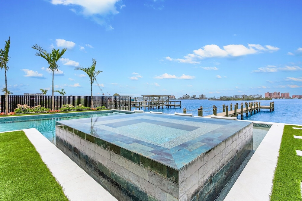 793 Shoreline Estate: 6bd/6br, Luxurious Pool Home On The Water! 6 Bedroom Home