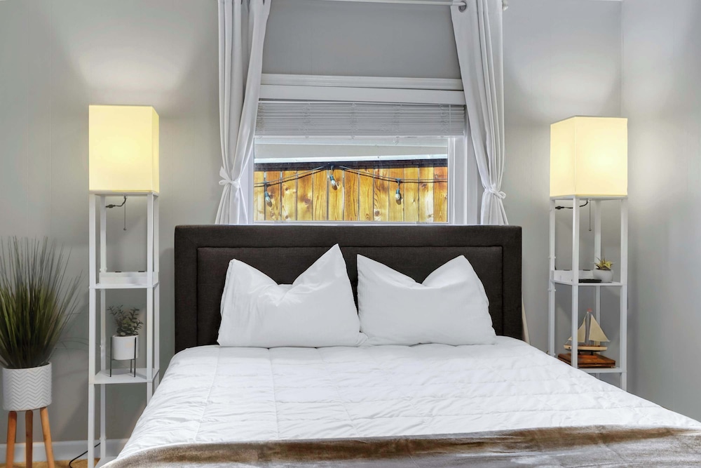 Amazing Lakefront Escape - A Stunner For Sleeps 14