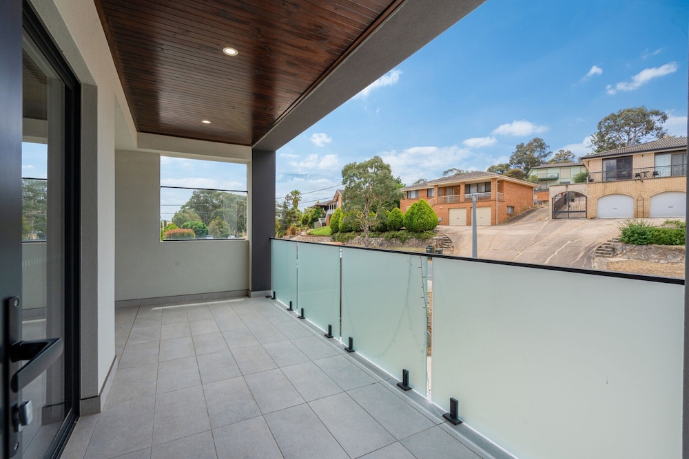 Spacious 5-bed Family Home in Giralang