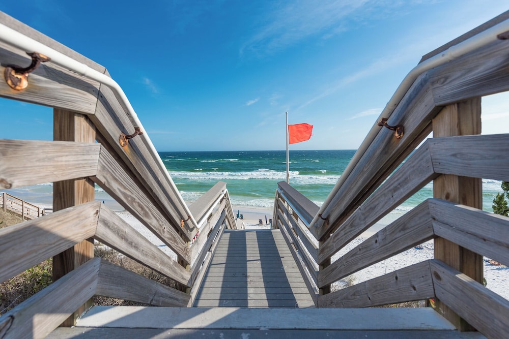 Stunning 4 Bd/4.5 BA - Free Wifi - Easy Walk to Beach