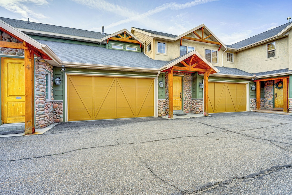 Hot Tub & Mtn-view Deck: Townhome in Eden