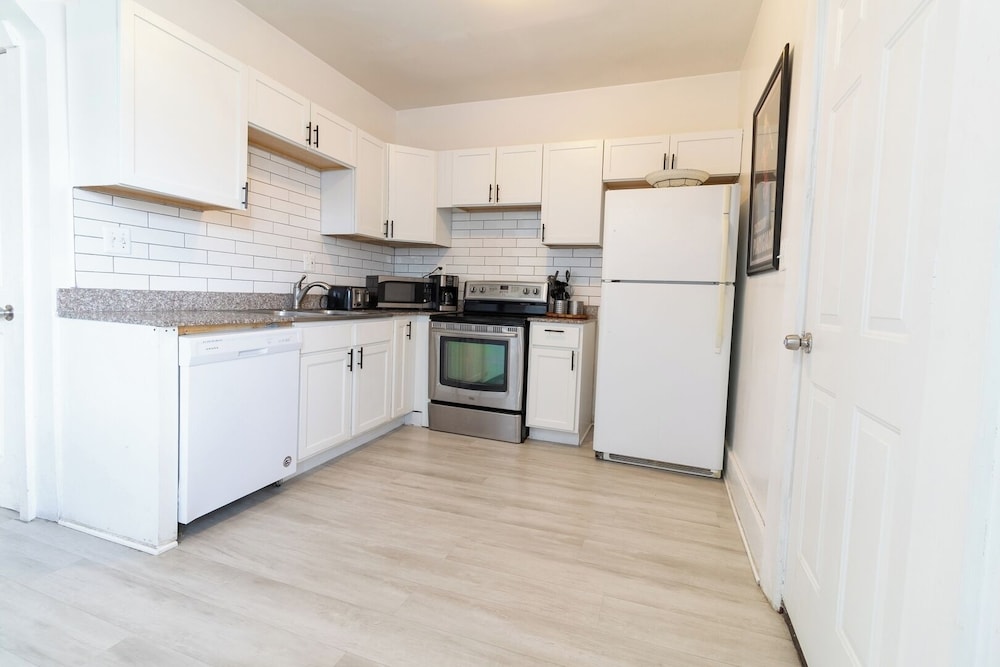 Detroit 4BR Home Bathtub & Pet Friendly Stay