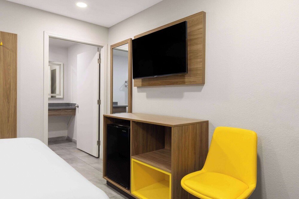 Days Inn by Wyndham Bakersfield