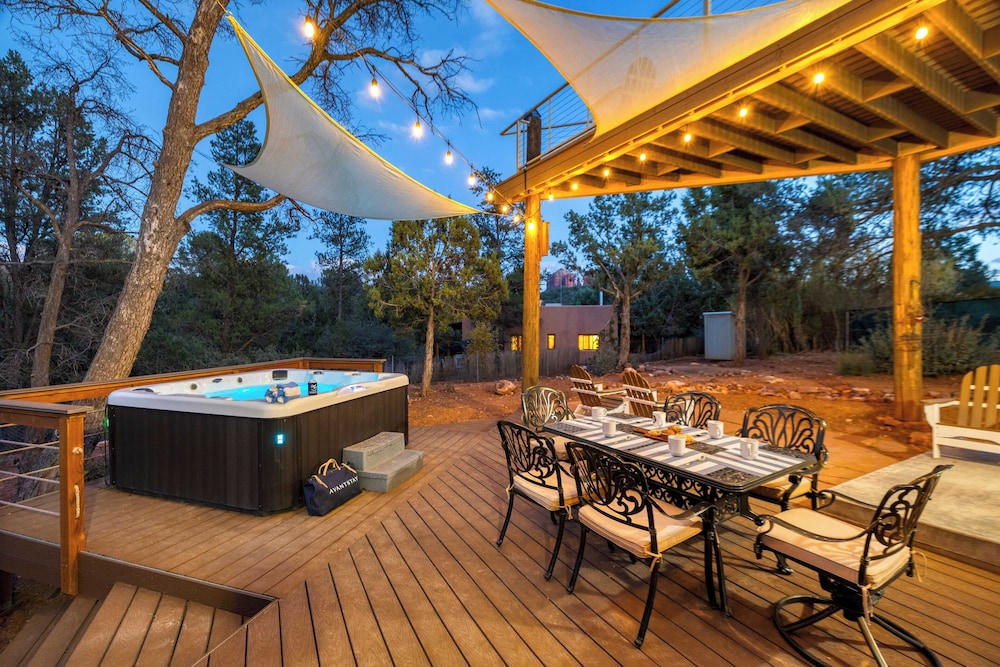 Cathedral View by Avantstay Pool Table + Hot Tub
