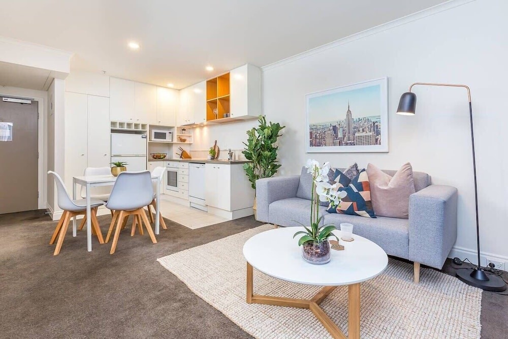 Stylish 1BR w/ Lovely Views, Pool+Gym Zodiak Stays