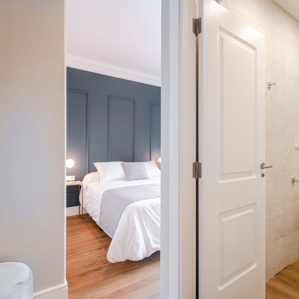 The Roger Terrace 2BR With Pool gym in Barcelona
