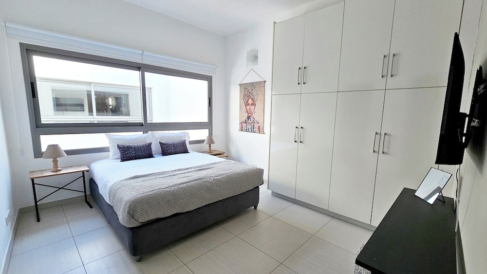Phaedrus Living Ledras Residences 203