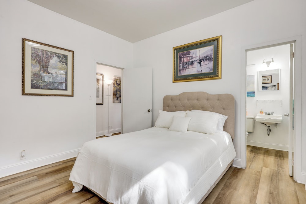 Steps to Food & Shops: Cozy Condo in Jacksonville!