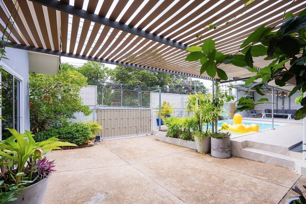 Cozy gray garden