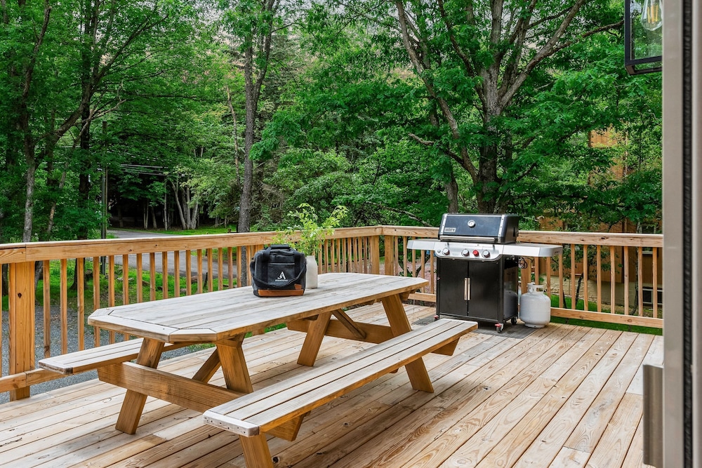 Bluejay Getaway by Avantstay Walk to Lake 7bdr Hot Tub Pool Table
