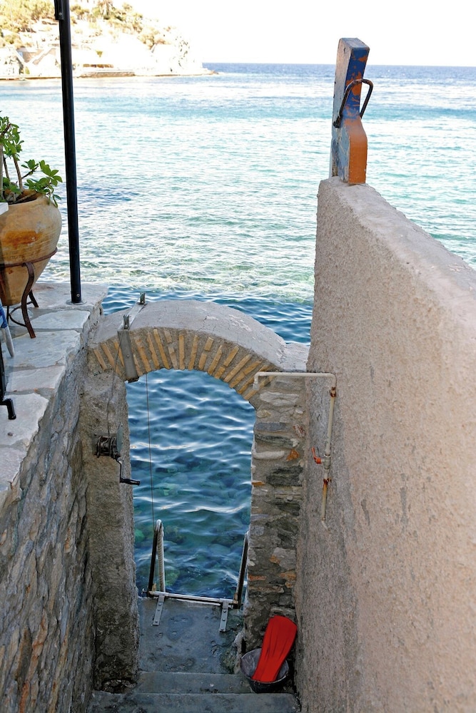 Seaside Neoclassical Property in Vaporia Ermoupoli
